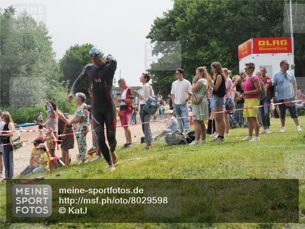 15.06.2025 - 27. Vierlanden-Triathlon KatJ http://msf.ph/oto/8029598 15.06.2025 11:05:43 Schwimmen 837, 854 meine-sportfotos.de