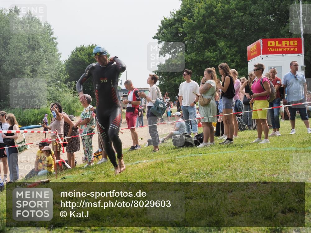 15.06.2025 - 27. Vierlanden-Triathlon KatJ http://msf.ph/oto/8029603 15.06.2025 11:05:43 Schwimmen 837, 854 meine-sportfotos.de