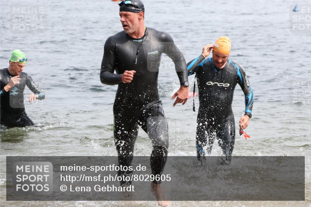 15.06.2025 - 27. Vierlanden-Triathlon Lena Gebhardt http://msf.ph/oto/8029605 15.06.2025 11:05:53 Schwimmen 670, 779, 819, 837 meine-sportfotos.de