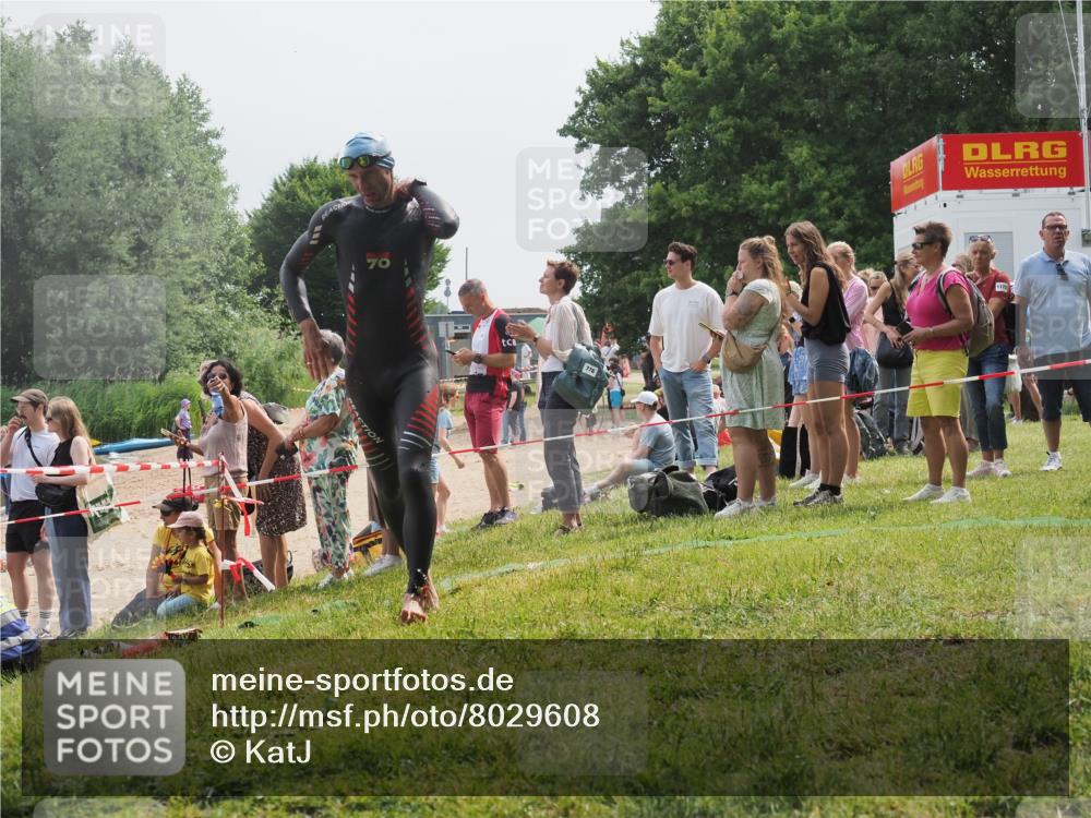 15.06.2025 - 27. Vierlanden-Triathlon KatJ http://msf.ph/oto/8029608 15.06.2025 11:05:44 Schwimmen 837, 854 meine-sportfotos.de