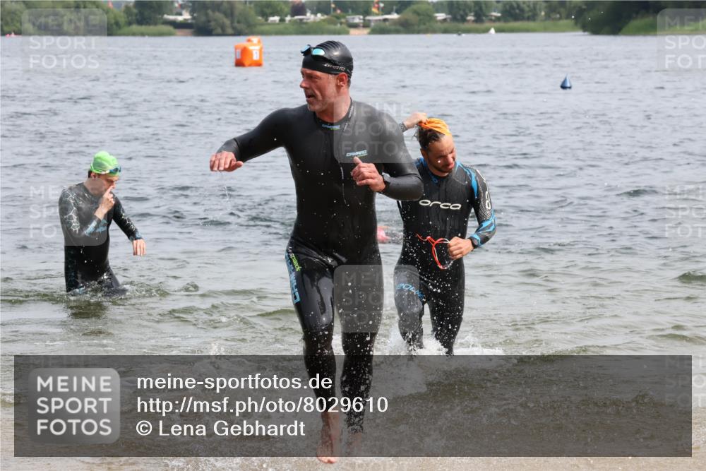 15.06.2025 - 27. Vierlanden-Triathlon Lena Gebhardt http://msf.ph/oto/8029610 15.06.2025 11:05:53 Schwimmen 670, 779, 819, 837 meine-sportfotos.de