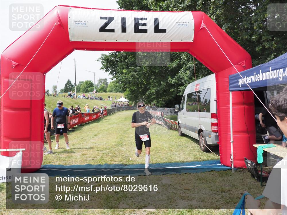 21.06.2025 - 27. Vierlanden-Triathlon MichiJ http://msf.ph/oto/8029616 15.06.2026 12:23:24 Ziel 168 meine-sportfotos.de