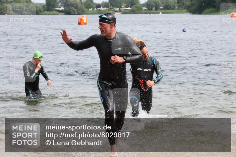 15.06.2025 - 27. Vierlanden-Triathlon Lena Gebhardt http://msf.ph/oto/8029617 15.06.2025 11:05:53 Schwimmen 670, 779, 819, 837 meine-sportfotos.de