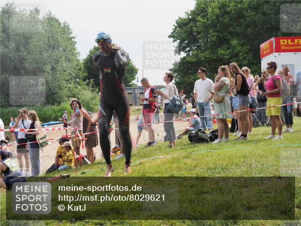 15.06.2025 - 27. Vierlanden-Triathlon KatJ http://msf.ph/oto/8029621 15.06.2025 11:05:44 Schwimmen 837, 854 meine-sportfotos.de