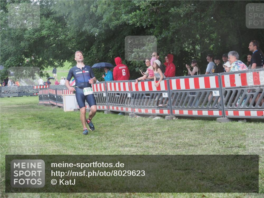 21.06.2025 - 27. Vierlanden-Triathlon KatJ http://msf.ph/oto/8029623 15.06.2025 13:35:41 Ziel 832 meine-sportfotos.de