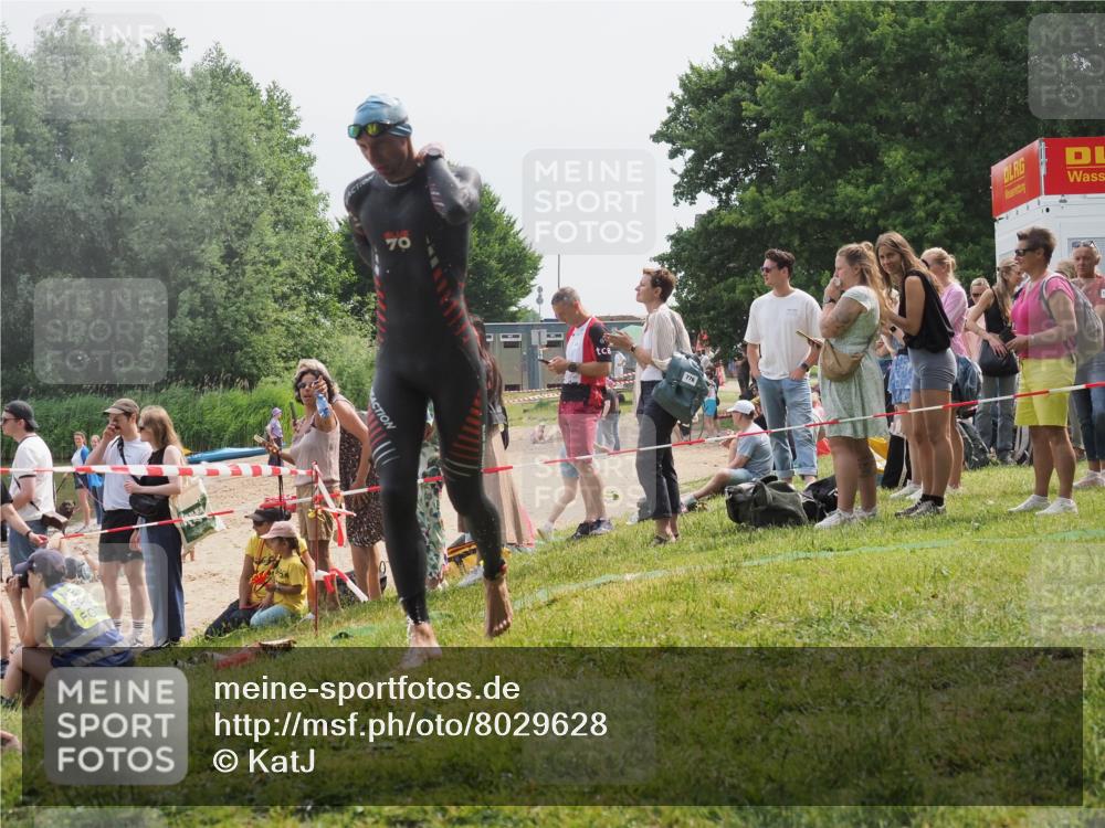 15.06.2025 - 27. Vierlanden-Triathlon KatJ http://msf.ph/oto/8029628 15.06.2025 11:05:44 Schwimmen 837, 854 meine-sportfotos.de