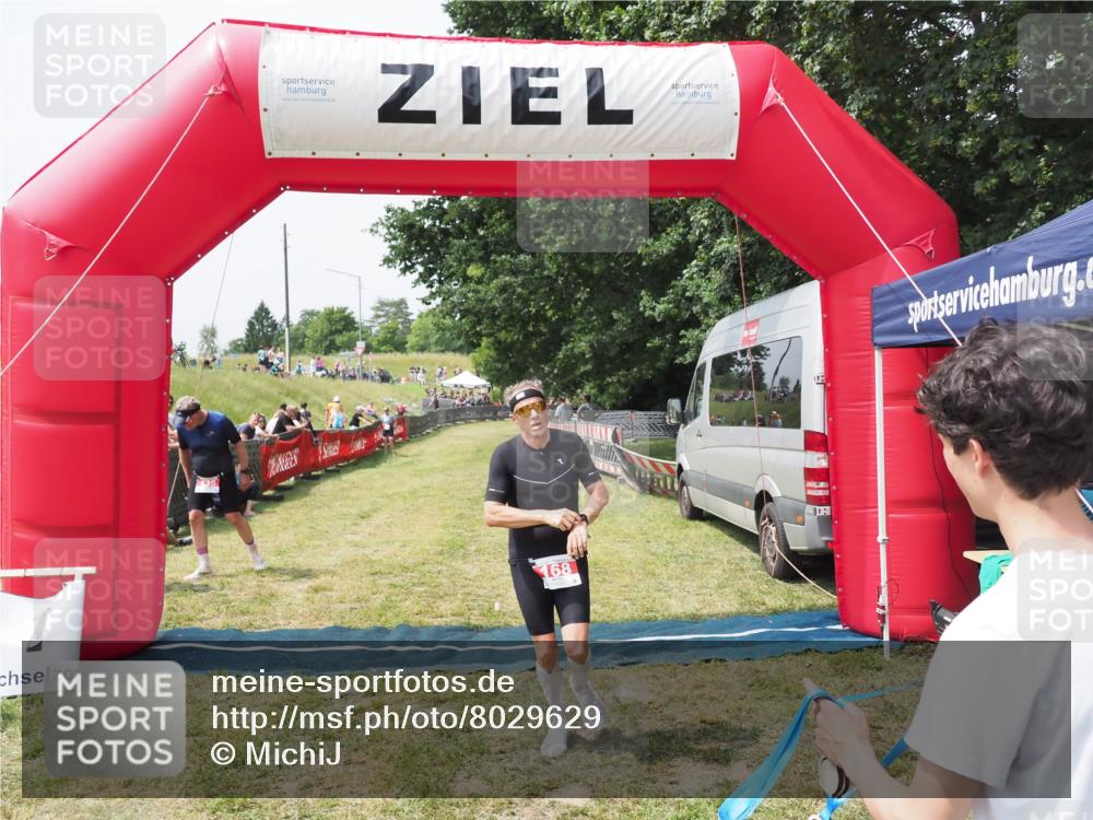 21.06.2025 - 27. Vierlanden-Triathlon MichiJ http://msf.ph/oto/8029629 15.06.2026 12:23:24 Ziel 168 meine-sportfotos.de