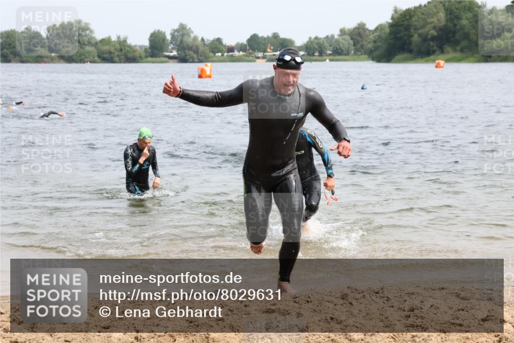 15.06.2025 - 27. Vierlanden-Triathlon Lena Gebhardt http://msf.ph/oto/8029631 15.06.2025 11:05:54 Schwimmen 670, 779, 817, 819, 837 meine-sportfotos.de