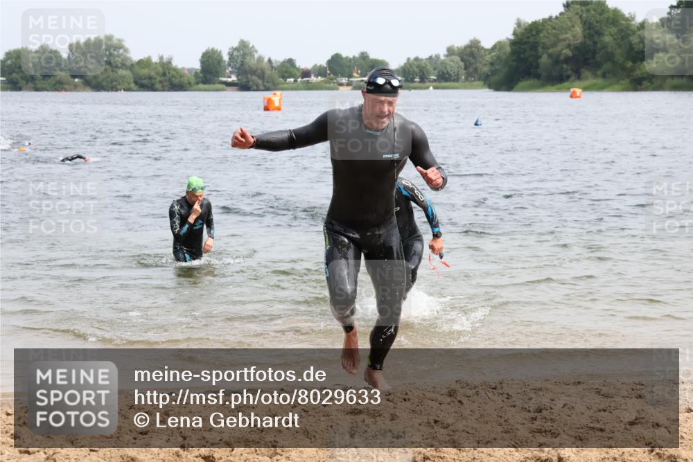 15.06.2025 - 27. Vierlanden-Triathlon Lena Gebhardt http://msf.ph/oto/8029633 15.06.2025 11:05:54 Schwimmen 670, 779, 817, 819, 837 meine-sportfotos.de