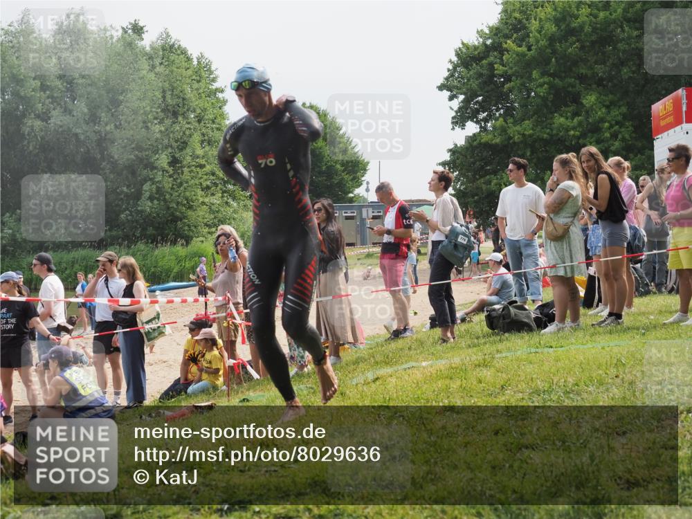 15.06.2025 - 27. Vierlanden-Triathlon KatJ http://msf.ph/oto/8029636 15.06.2025 11:05:44 Schwimmen 837, 854 meine-sportfotos.de