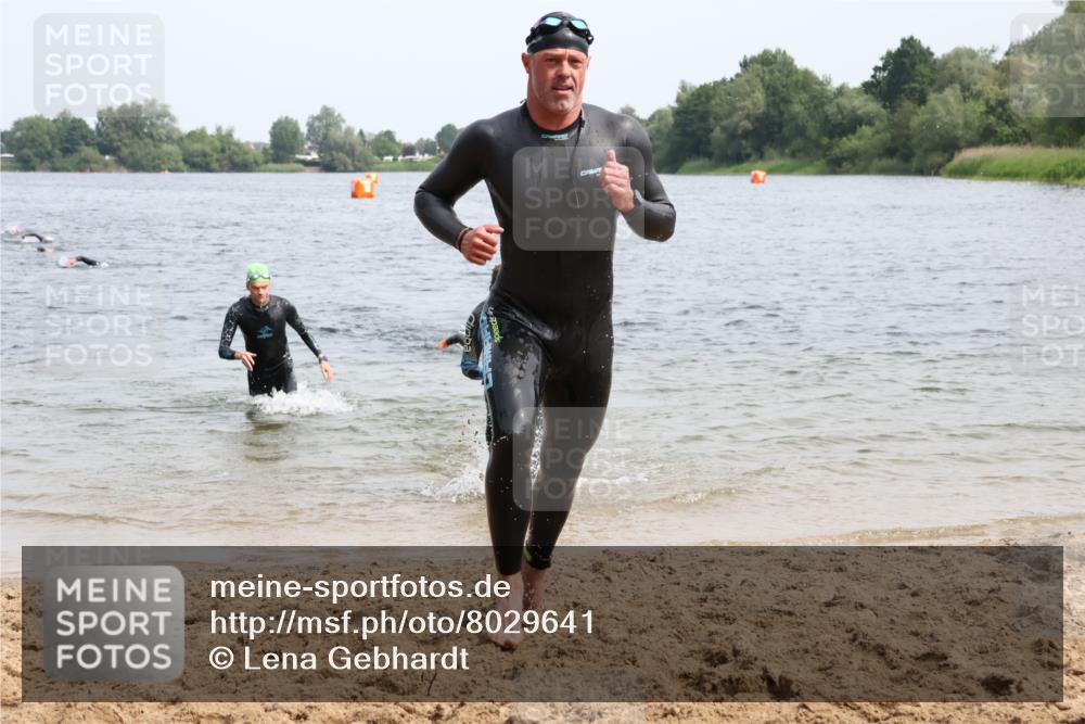 15.06.2025 - 27. Vierlanden-Triathlon Lena Gebhardt http://msf.ph/oto/8029641 15.06.2025 11:05:54 Schwimmen 670, 779, 817, 819, 837 meine-sportfotos.de