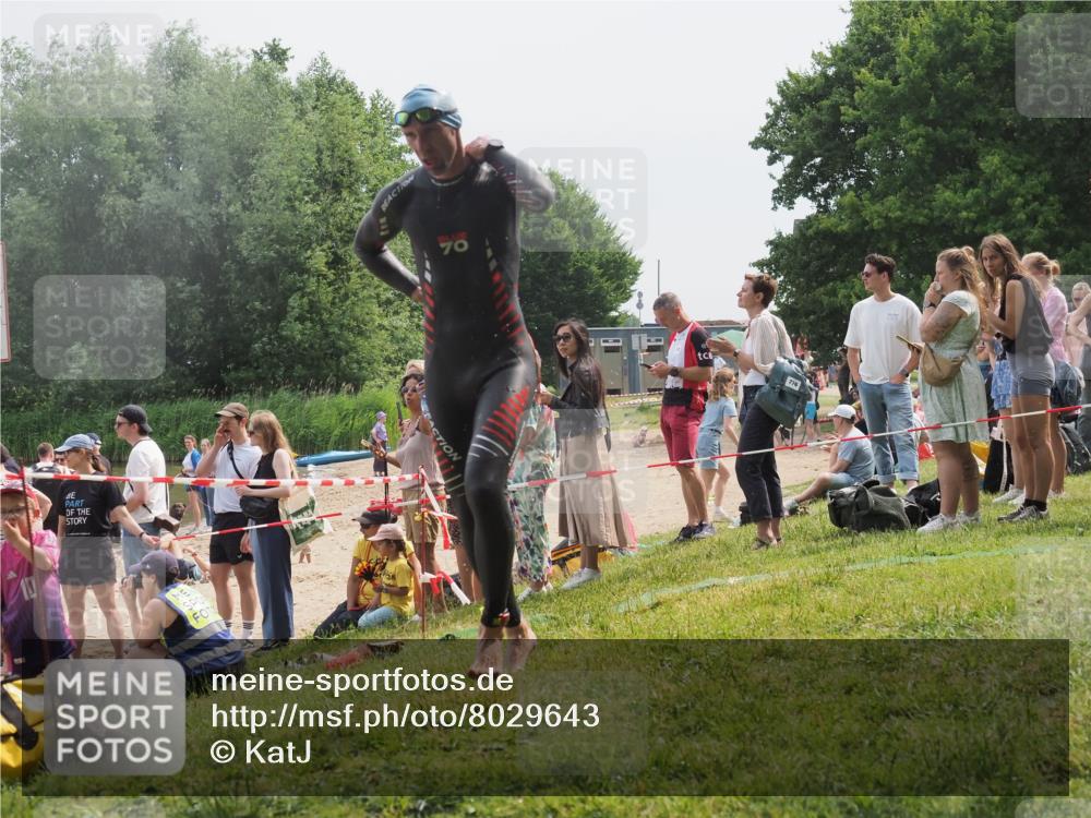 15.06.2025 - 27. Vierlanden-Triathlon KatJ http://msf.ph/oto/8029643 15.06.2025 11:05:44 Schwimmen 837, 854 meine-sportfotos.de