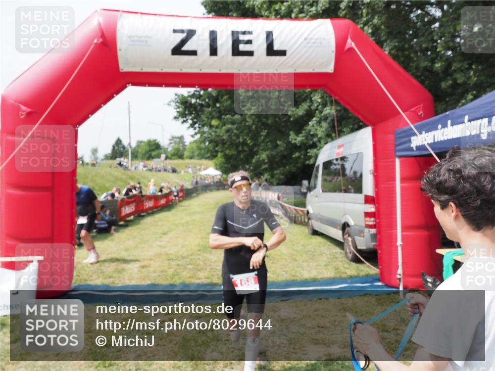 21.06.2025 - 27. Vierlanden-Triathlon MichiJ http://msf.ph/oto/8029644 15.06.2026 12:23:24 Ziel 168 meine-sportfotos.de