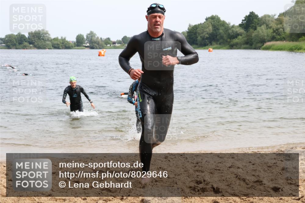 15.06.2025 - 27. Vierlanden-Triathlon Lena Gebhardt http://msf.ph/oto/8029646 15.06.2025 11:05:54 Schwimmen 670, 779, 817, 819, 837 meine-sportfotos.de