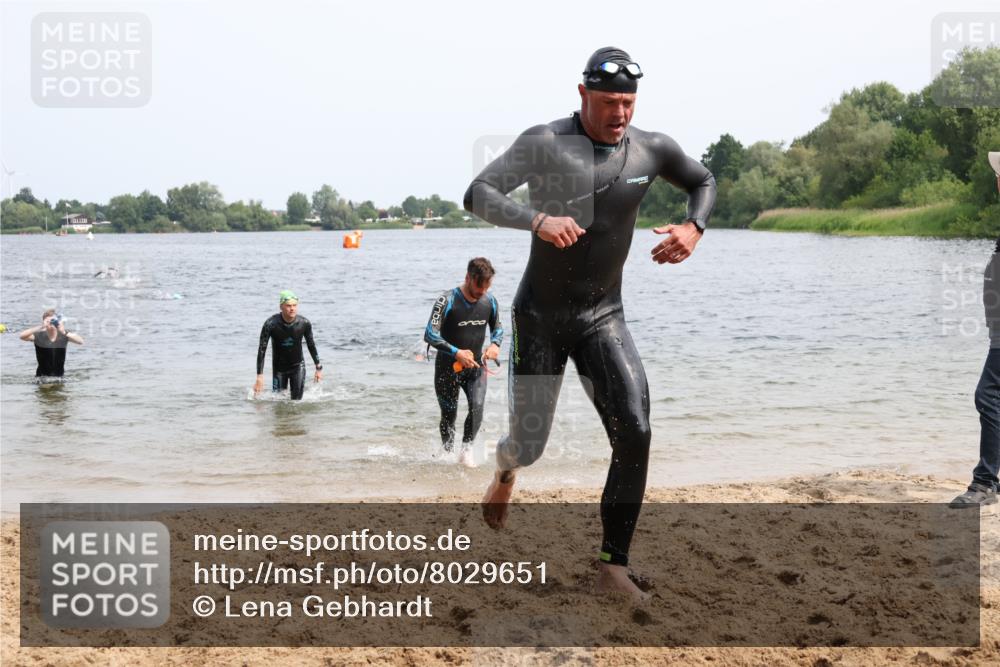 15.06.2025 - 27. Vierlanden-Triathlon Lena Gebhardt http://msf.ph/oto/8029651 15.06.2025 11:05:55 Schwimmen 670, 779, 817, 819, 837 meine-sportfotos.de