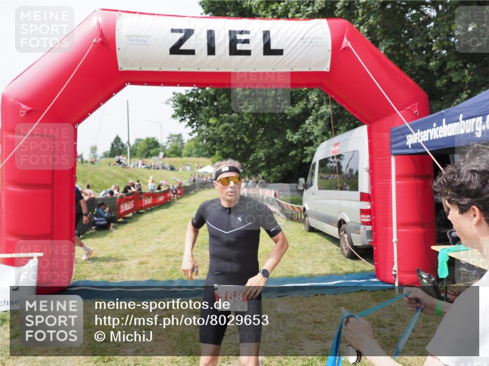 21.06.2025 - 27. Vierlanden-Triathlon MichiJ http://msf.ph/oto/8029653 15.06.2026 12:23:24 Ziel 168 meine-sportfotos.de