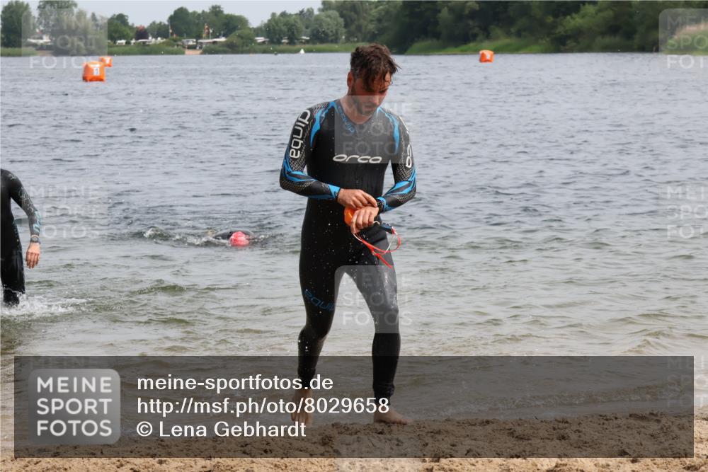 15.06.2025 - 27. Vierlanden-Triathlon Lena Gebhardt http://msf.ph/oto/8029658 15.06.2025 11:05:56 Schwimmen 670, 779, 817, 819, 837 meine-sportfotos.de