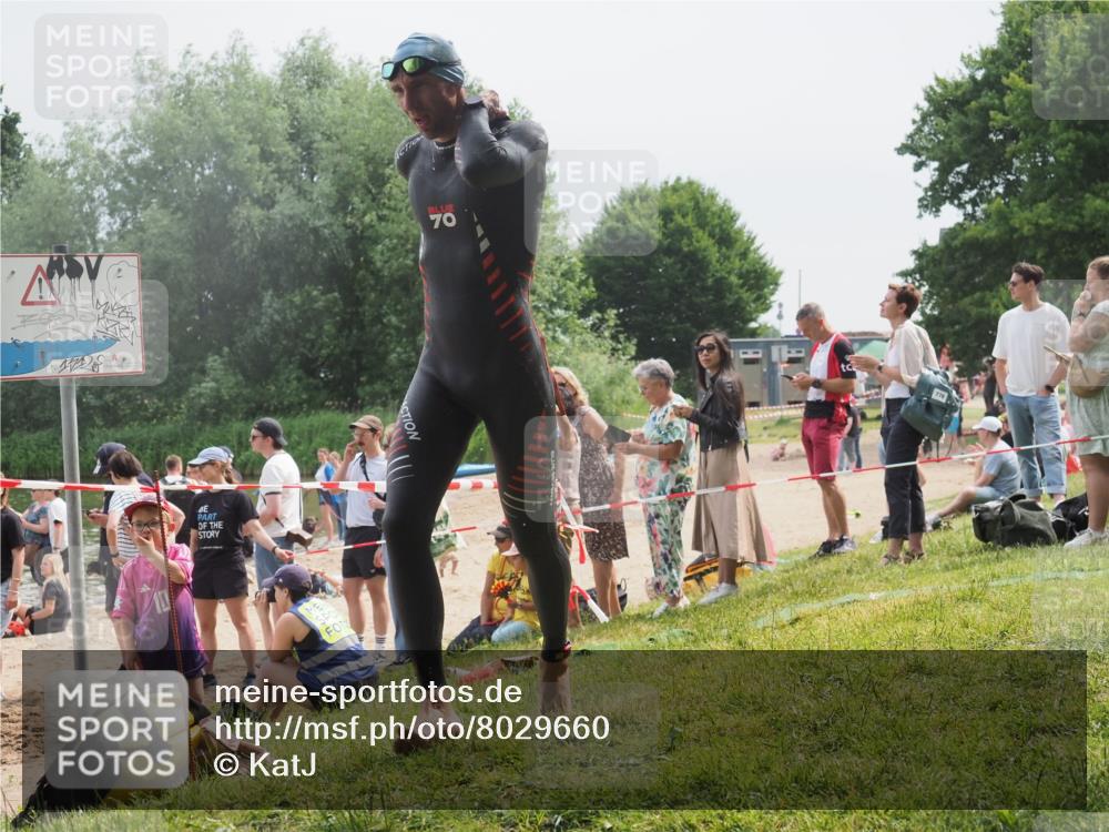 15.06.2025 - 27. Vierlanden-Triathlon KatJ http://msf.ph/oto/8029660 15.06.2025 11:05:44 Schwimmen 837, 854 meine-sportfotos.de