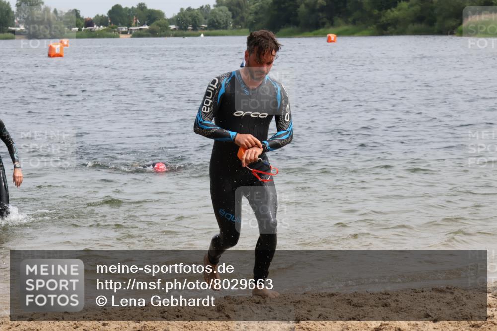 15.06.2025 - 27. Vierlanden-Triathlon Lena Gebhardt http://msf.ph/oto/8029663 15.06.2025 11:05:56 Schwimmen 670, 779, 817, 819, 837 meine-sportfotos.de