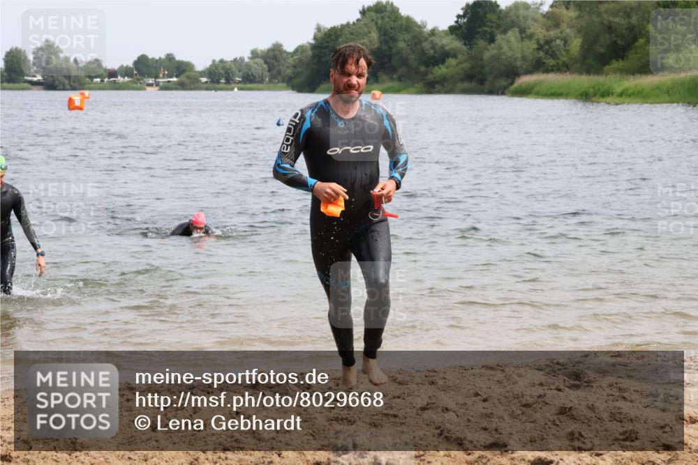 15.06.2025 - 27. Vierlanden-Triathlon Lena Gebhardt http://msf.ph/oto/8029668 15.06.2025 11:05:56 Schwimmen 670, 779, 817, 819, 837 meine-sportfotos.de