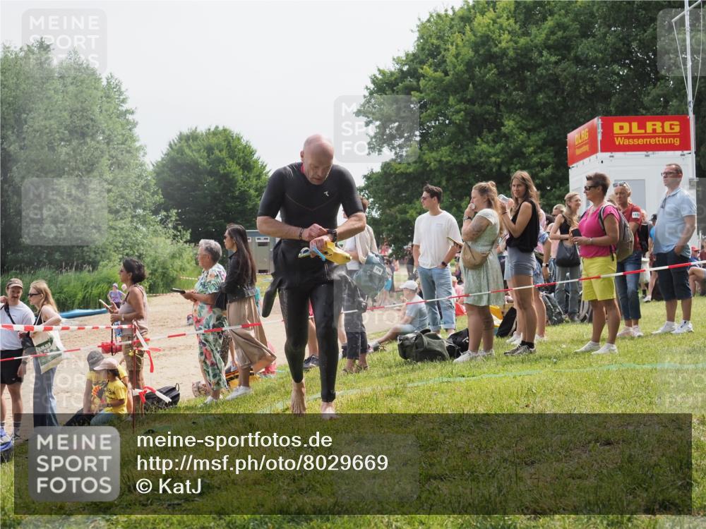 15.06.2025 - 27. Vierlanden-Triathlon KatJ http://msf.ph/oto/8029669 15.06.2025 11:05:50 Schwimmen 837, 854 meine-sportfotos.de