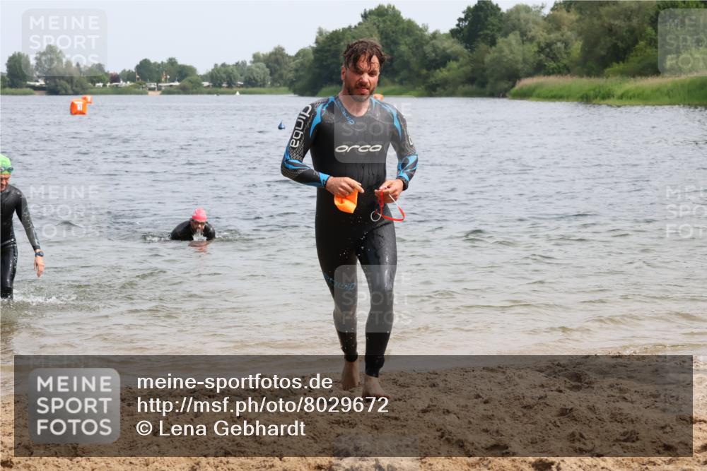 15.06.2025 - 27. Vierlanden-Triathlon Lena Gebhardt http://msf.ph/oto/8029672 15.06.2025 11:05:56 Schwimmen 670, 779, 817, 819, 837 meine-sportfotos.de