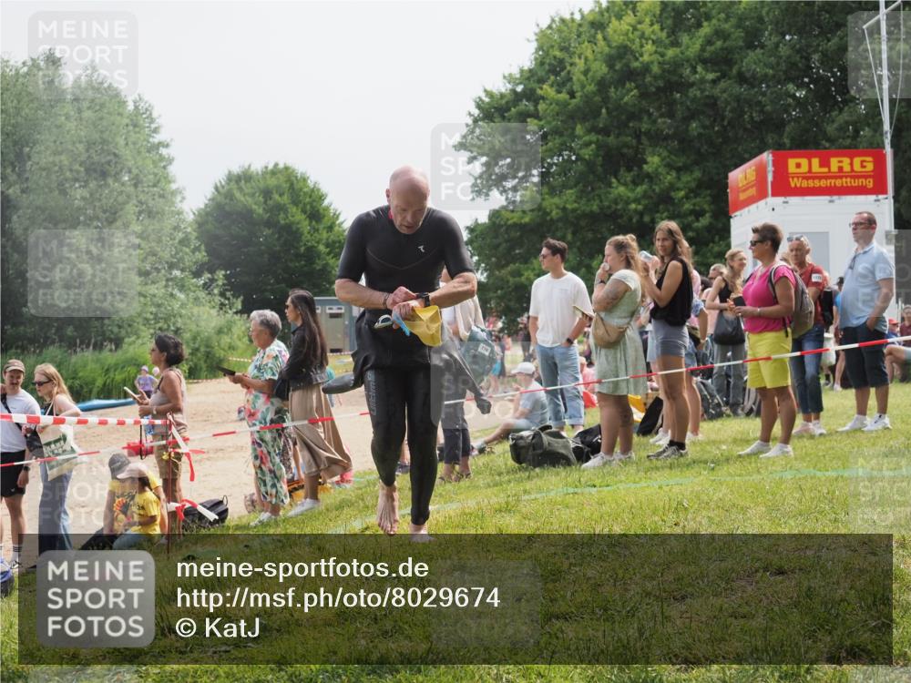 15.06.2025 - 27. Vierlanden-Triathlon KatJ http://msf.ph/oto/8029674 15.06.2025 11:05:50 Schwimmen 837, 854 meine-sportfotos.de