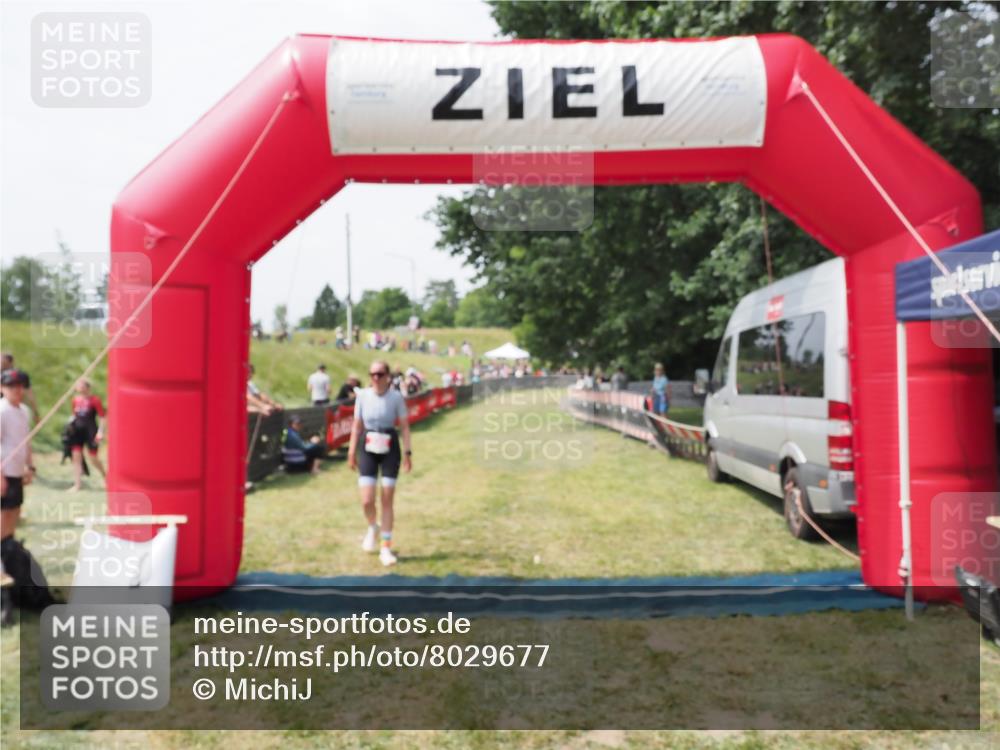 21.06.2025 - 27. Vierlanden-Triathlon MichiJ http://msf.ph/oto/8029677 15.06.2026 12:24:05 Ziel  meine-sportfotos.de