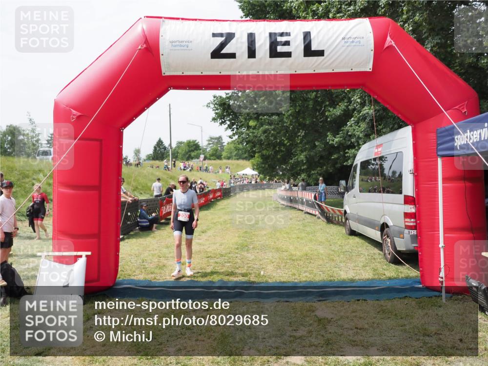 21.06.2025 - 27. Vierlanden-Triathlon MichiJ http://msf.ph/oto/8029685 15.06.2026 12:24:05 Ziel  meine-sportfotos.de