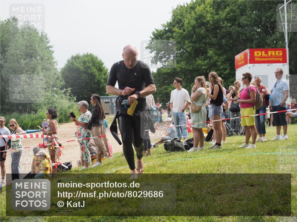 15.06.2025 - 27. Vierlanden-Triathlon KatJ http://msf.ph/oto/8029686 15.06.2025 11:05:51 Schwimmen 779, 837, 854 meine-sportfotos.de