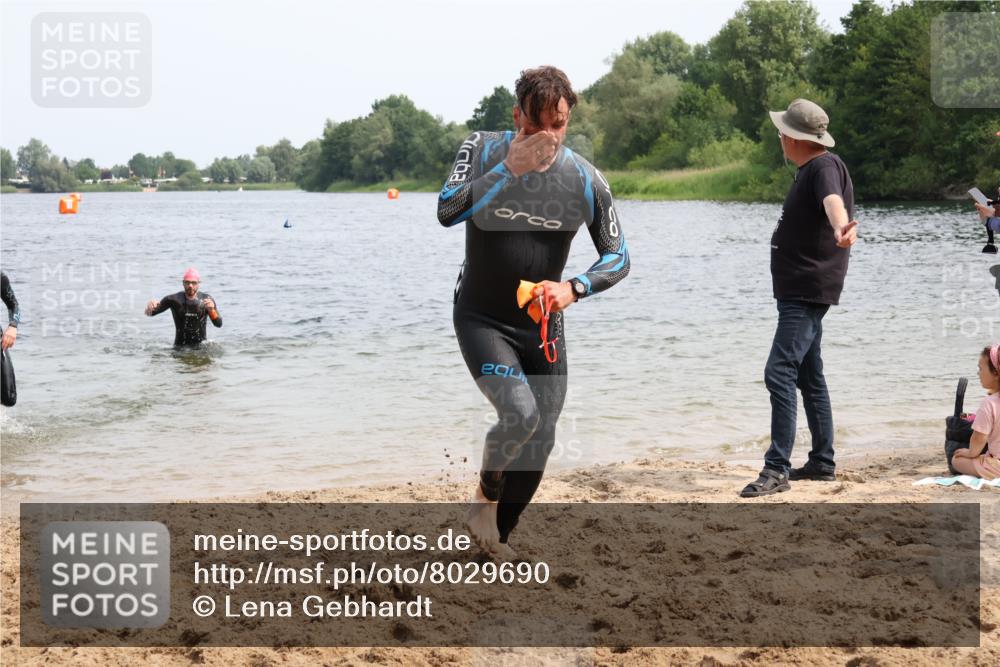 15.06.2025 - 27. Vierlanden-Triathlon Lena Gebhardt http://msf.ph/oto/8029690 15.06.2025 11:05:57 Schwimmen 670, 779, 817, 819 meine-sportfotos.de