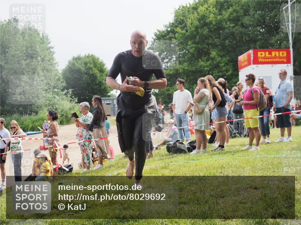 15.06.2025 - 27. Vierlanden-Triathlon KatJ http://msf.ph/oto/8029692 15.06.2025 11:05:51 Schwimmen 779, 837, 854 meine-sportfotos.de