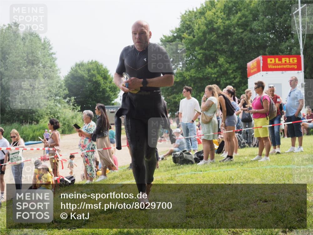 15.06.2025 - 27. Vierlanden-Triathlon KatJ http://msf.ph/oto/8029700 15.06.2025 11:05:51 Schwimmen 779, 837, 854 meine-sportfotos.de