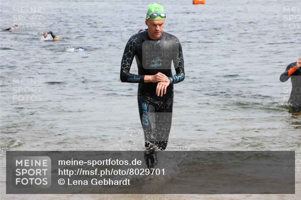15.06.2025 - 27. Vierlanden-Triathlon Lena Gebhardt http://msf.ph/oto/8029701 15.06.2025 11:05:58 Schwimmen 670, 779, 817, 819, 855 meine-sportfotos.de