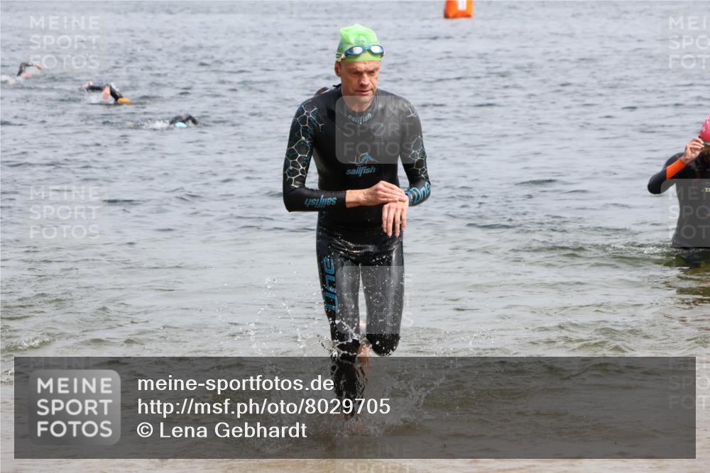 15.06.2025 - 27. Vierlanden-Triathlon Lena Gebhardt http://msf.ph/oto/8029705 15.06.2025 11:05:59 Schwimmen 670, 779, 817, 819, 855 meine-sportfotos.de
