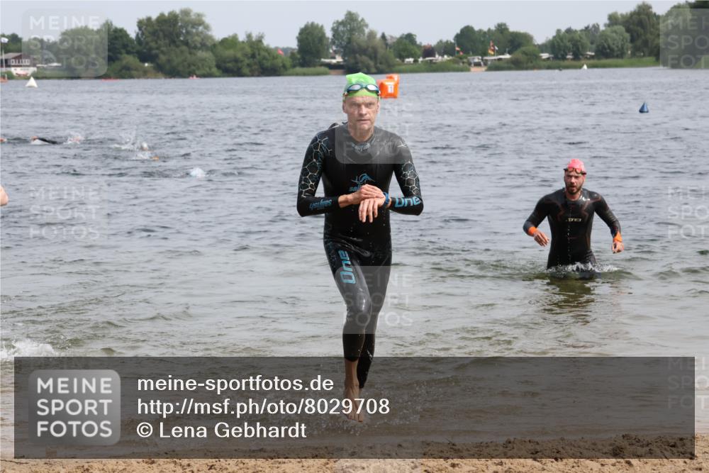 15.06.2025 - 27. Vierlanden-Triathlon Lena Gebhardt http://msf.ph/oto/8029708 15.06.2025 11:05:59 Schwimmen 670, 779, 817, 819, 855 meine-sportfotos.de
