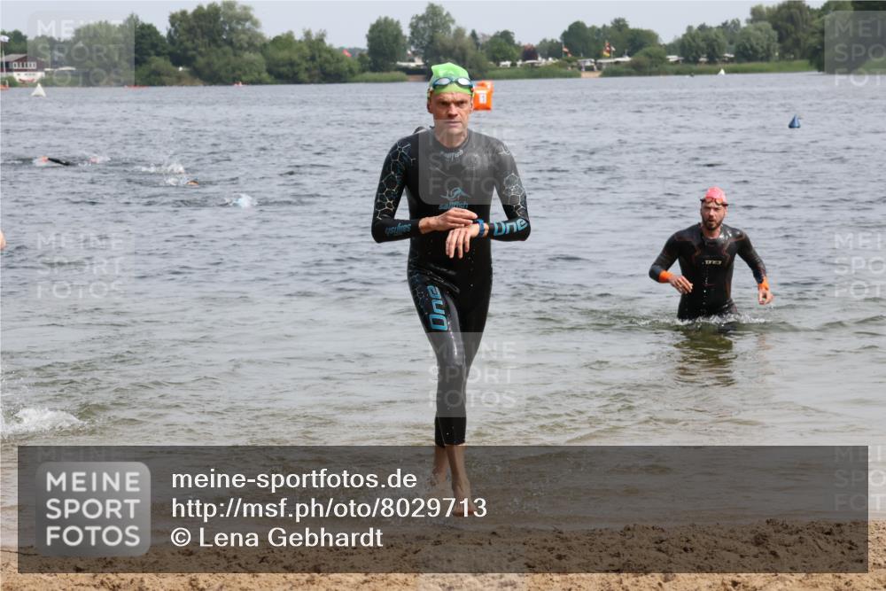 15.06.2025 - 27. Vierlanden-Triathlon Lena Gebhardt http://msf.ph/oto/8029713 15.06.2025 11:05:59 Schwimmen 670, 779, 817, 819, 855 meine-sportfotos.de