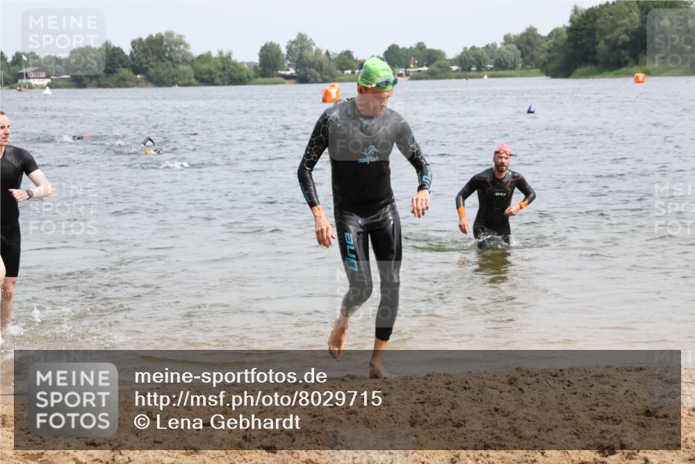15.06.2025 - 27. Vierlanden-Triathlon Lena Gebhardt http://msf.ph/oto/8029715 15.06.2025 11:06:00 Schwimmen 670, 779, 817, 819, 855 meine-sportfotos.de