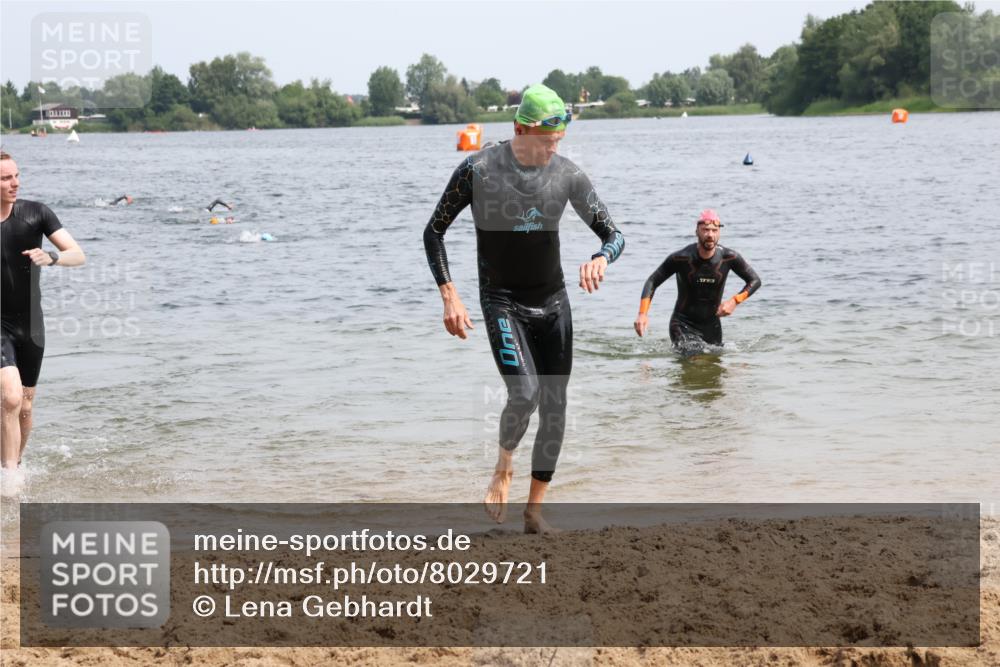 15.06.2025 - 27. Vierlanden-Triathlon Lena Gebhardt http://msf.ph/oto/8029721 15.06.2025 11:06:00 Schwimmen 670, 779, 817, 819, 855 meine-sportfotos.de