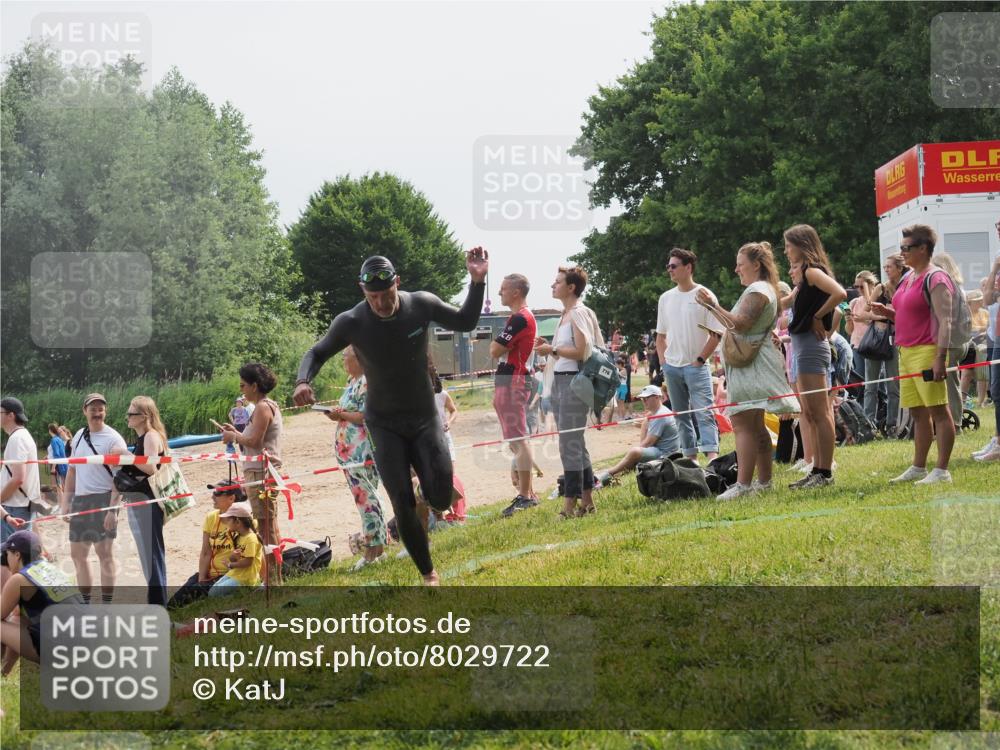 15.06.2025 - 27. Vierlanden-Triathlon KatJ http://msf.ph/oto/8029722 15.06.2025 11:05:58 Schwimmen 779, 819, 837 meine-sportfotos.de