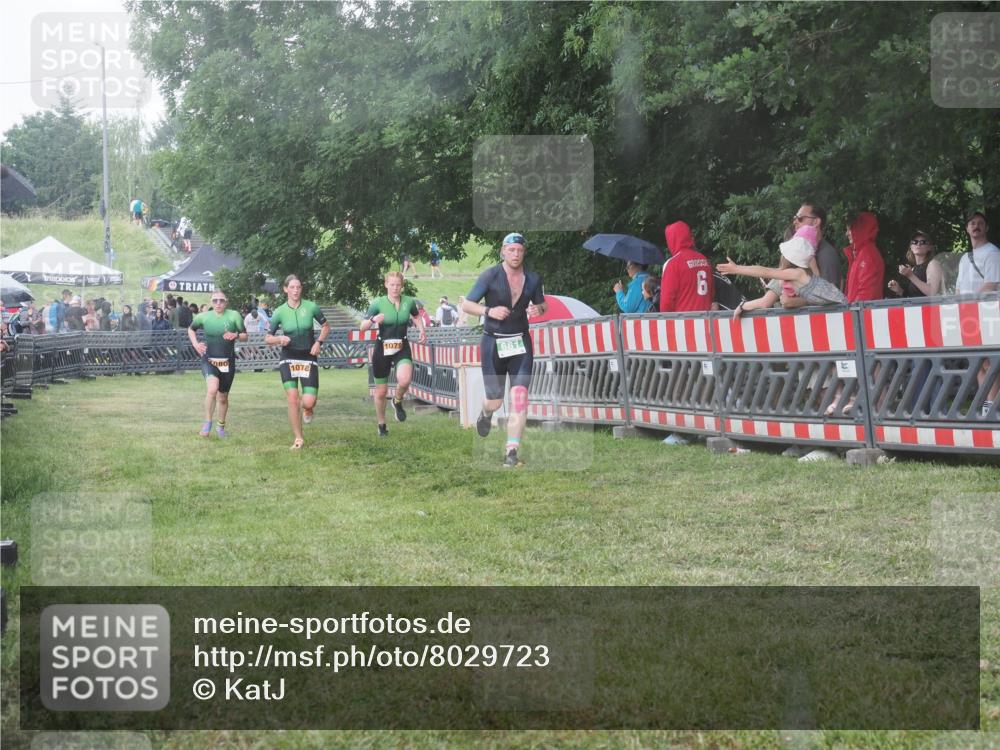 21.06.2025 - 27. Vierlanden-Triathlon KatJ http://msf.ph/oto/8029723 15.06.2025 13:36:09 Ziel 681, 1078, 1079, 1080 meine-sportfotos.de