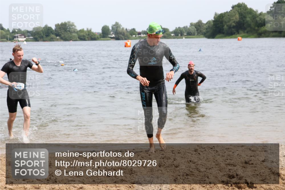 15.06.2025 - 27. Vierlanden-Triathlon Lena Gebhardt http://msf.ph/oto/8029726 15.06.2025 11:06:00 Schwimmen 670, 779, 817, 819, 855 meine-sportfotos.de