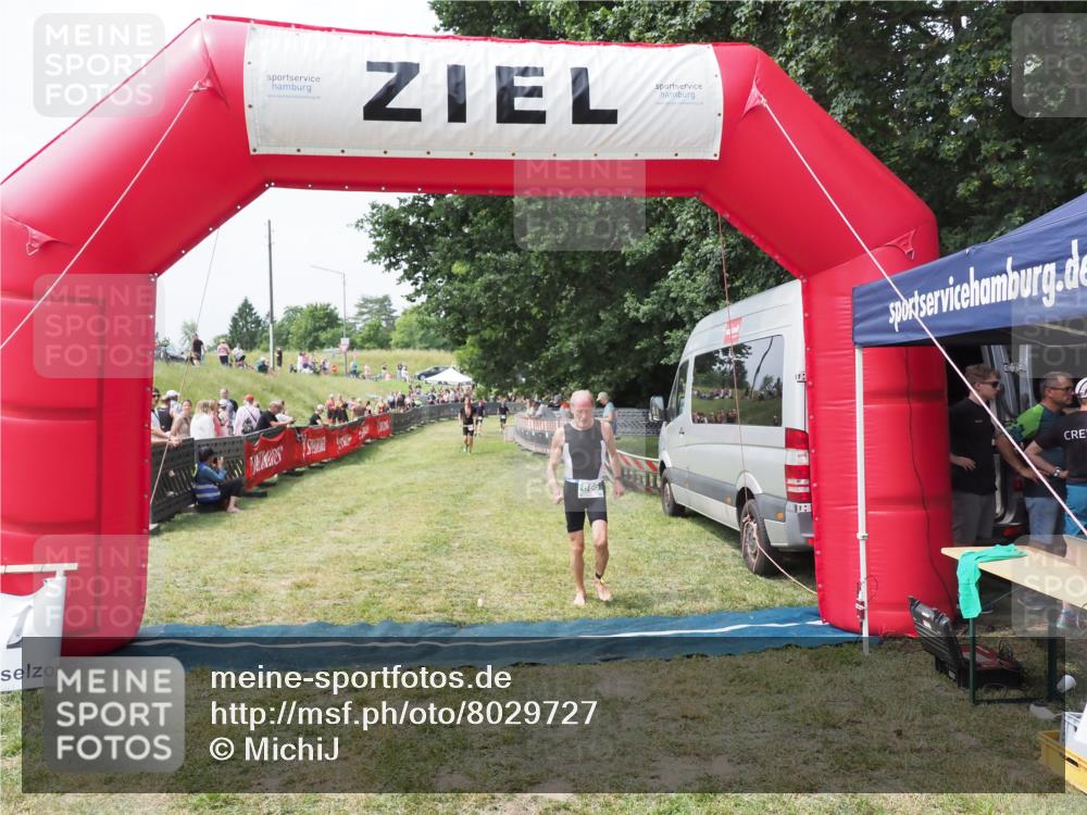 21.06.2025 - 27. Vierlanden-Triathlon MichiJ http://msf.ph/oto/8029727 15.06.2026 12:24:47 Ziel 866 meine-sportfotos.de