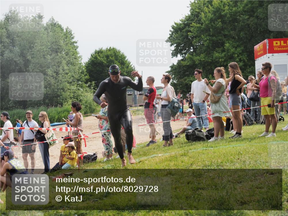 15.06.2025 - 27. Vierlanden-Triathlon KatJ http://msf.ph/oto/8029728 15.06.2025 11:05:58 Schwimmen 779, 819, 837 meine-sportfotos.de