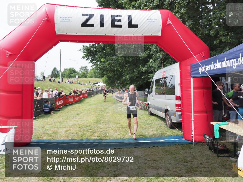 21.06.2025 - 27. Vierlanden-Triathlon MichiJ http://msf.ph/oto/8029732 15.06.2026 12:24:47 Ziel 866 meine-sportfotos.de