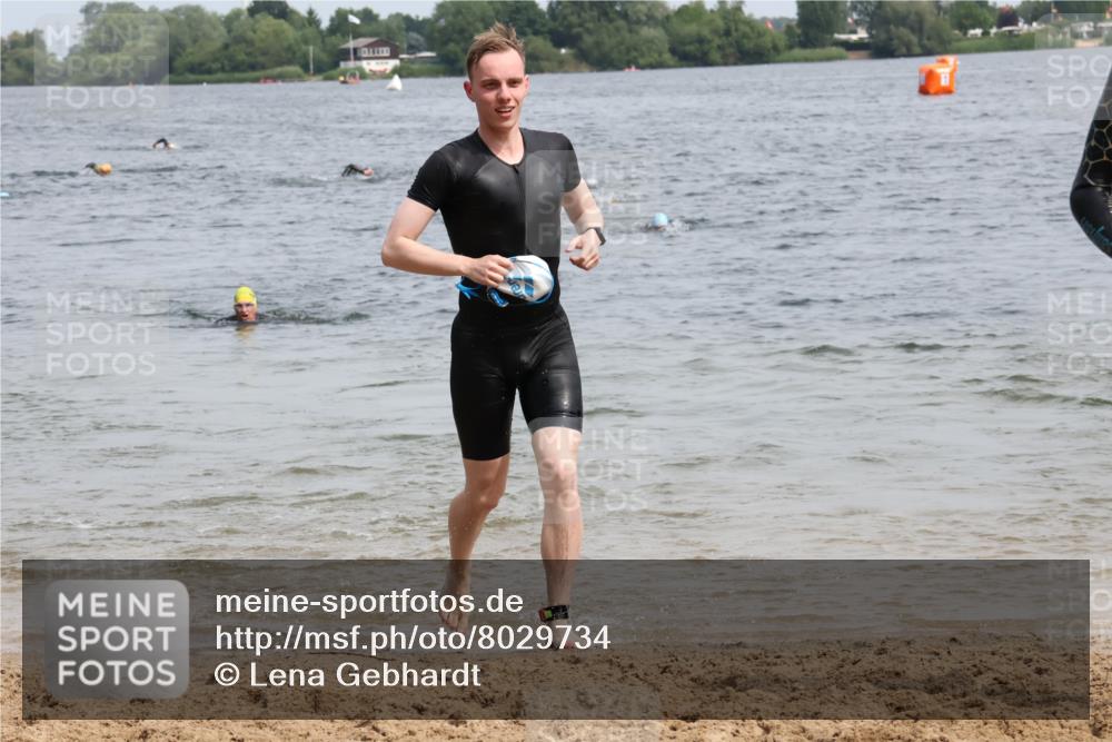 15.06.2025 - 27. Vierlanden-Triathlon Lena Gebhardt http://msf.ph/oto/8029734 15.06.2025 11:06:01 Schwimmen 670, 779, 817, 819, 855 meine-sportfotos.de
