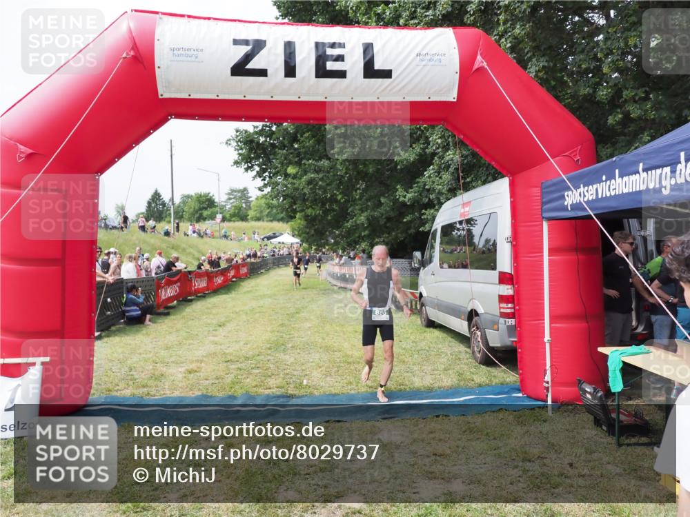 21.06.2025 - 27. Vierlanden-Triathlon MichiJ http://msf.ph/oto/8029737 15.06.2026 12:24:47 Ziel 866 meine-sportfotos.de