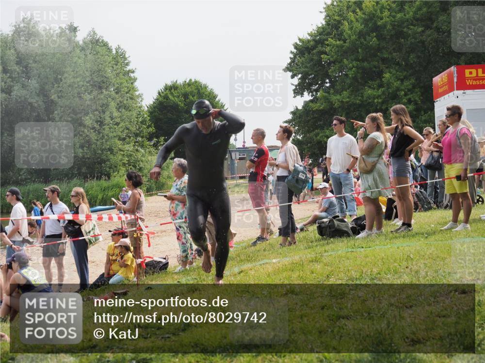 15.06.2025 - 27. Vierlanden-Triathlon KatJ http://msf.ph/oto/8029742 15.06.2025 11:05:58 Schwimmen 779, 819, 837 meine-sportfotos.de
