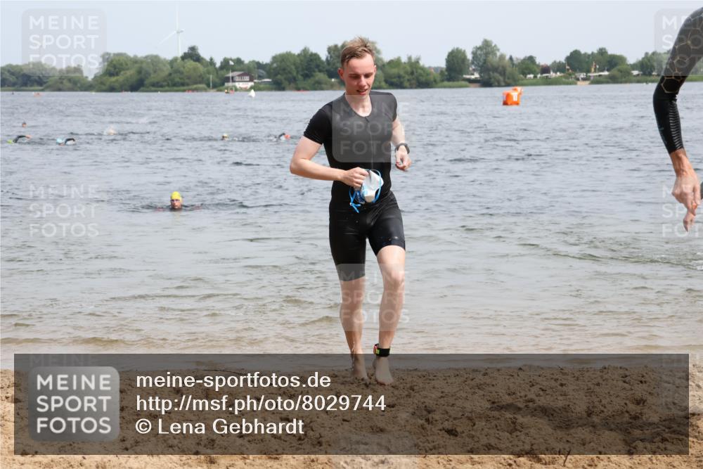 15.06.2025 - 27. Vierlanden-Triathlon Lena Gebhardt http://msf.ph/oto/8029744 15.06.2025 11:06:02 Schwimmen 670, 779, 817, 819, 855 meine-sportfotos.de