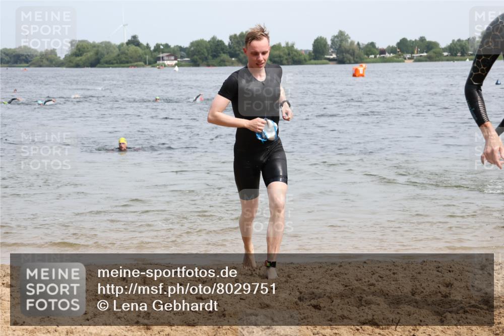 15.06.2025 - 27. Vierlanden-Triathlon Lena Gebhardt http://msf.ph/oto/8029751 15.06.2025 11:06:02 Schwimmen 670, 779, 817, 819, 855 meine-sportfotos.de